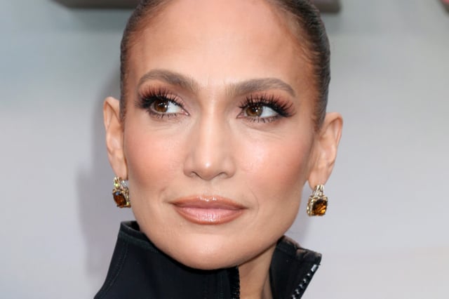 Jennifer Lopez revela su secreto para una piel radiante este verano (y así puedes copiarlo)