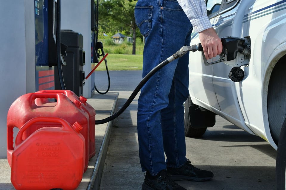 Llenar el tanque de una camioneta cuesta más de $150 en Florida, Nueva York y California