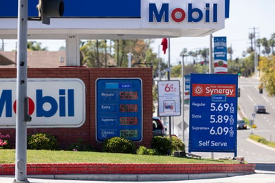 Precios de la gasolina alcanzan nuevo máximo de $4.30: latinos sienten el impacto