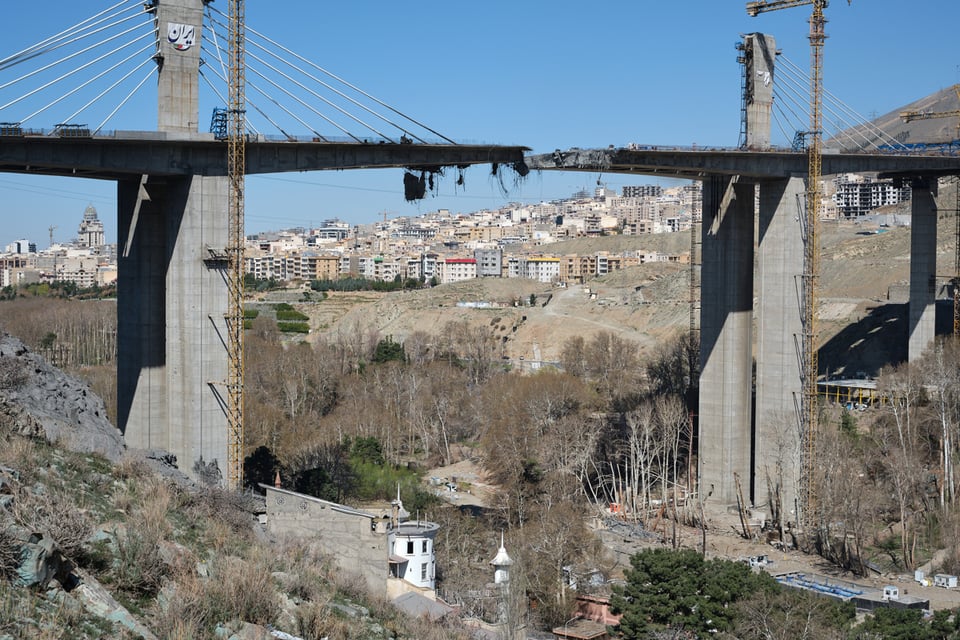 EE.UU. destruye el puente más grande de Irán y amenaza con más bombardeos