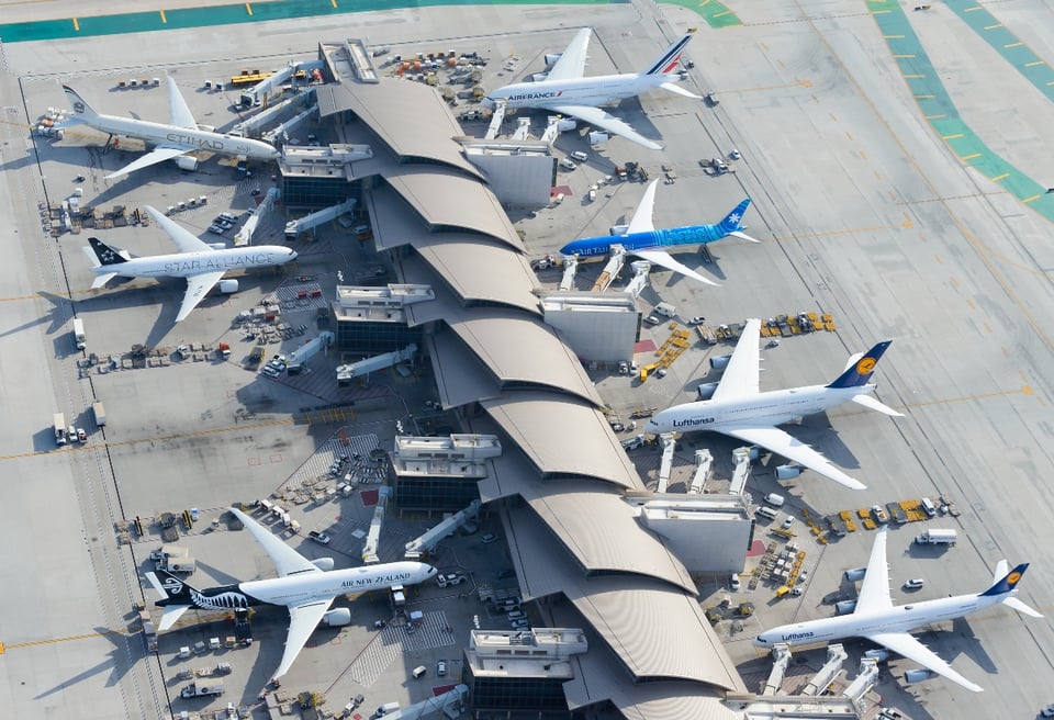 Caos en LAX: avión de Frontier casi choca con camiones ¿Falla en seguridad?