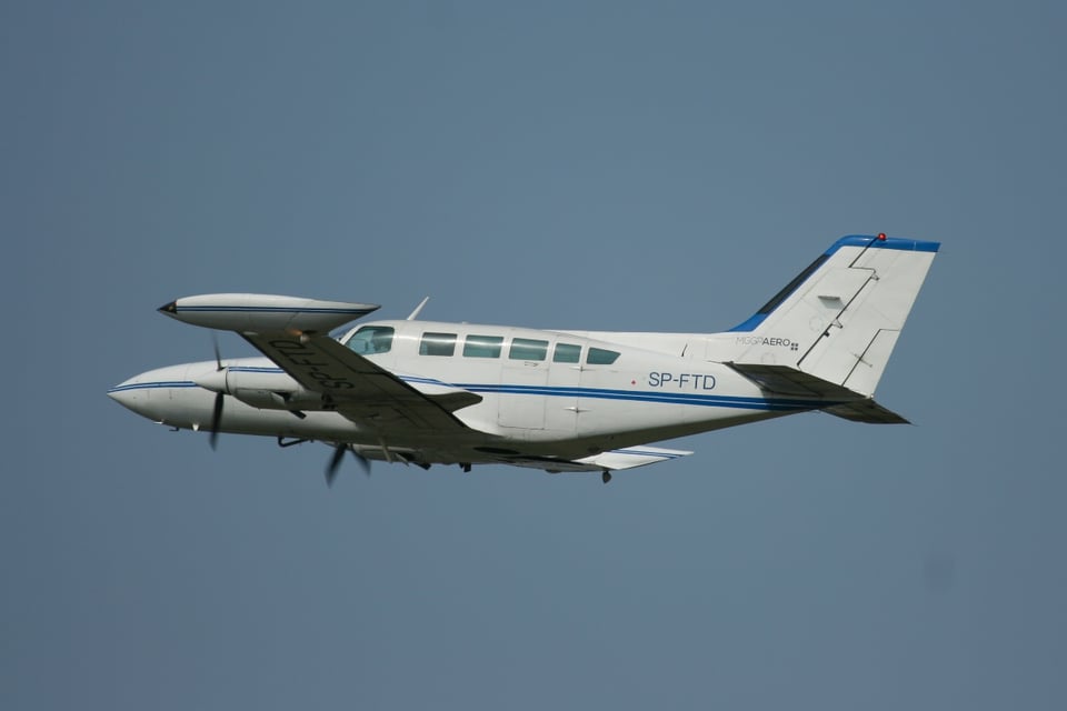 Avioneta cae tras fallas al despegar: muere piloto y deja heridos