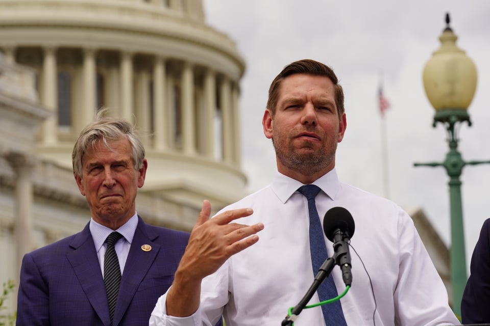 Acusan a Eric Swalwell de agresión sexual y campaña entra en crisis