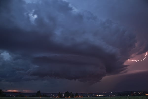 Clima severo se intensifica en EE.UU. con creciente riesgo de tornados hasta fin de abril