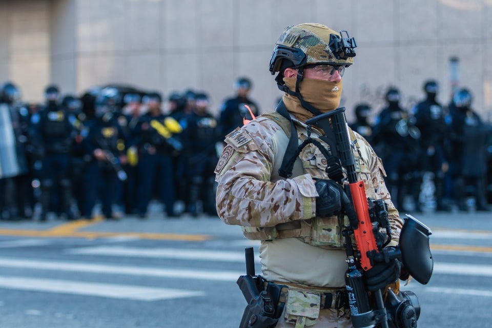 ICE dispara contra conductor en California tras intento de fuga