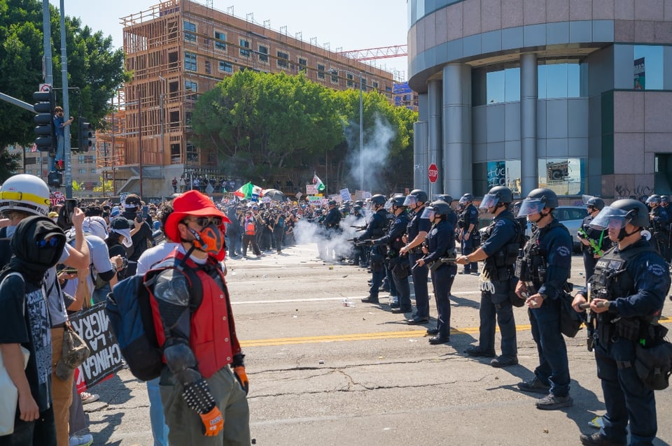 Manifestantes lanzan juguetes sexuales a policías en protesta contra ICE