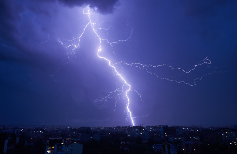 Hombre muere tras ser alcanzado por rayo durante tormenta en Wisconsin