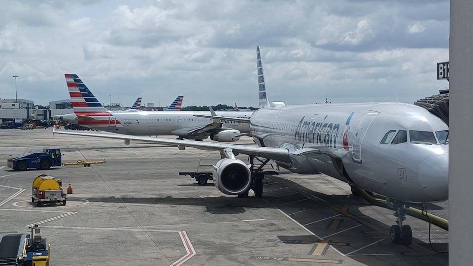 Vuelo de American Airlines protagoniza susto en pista tras evitar choque con camión featured image