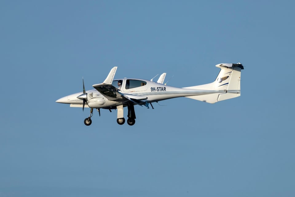 Avioneta se desploma tras despegar, se incendia y deja dos muertos en australia
