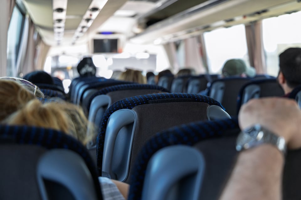 Fatal Negligence on Bus: Child Dies After Leaning Out of Window
