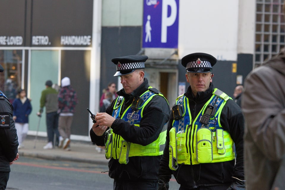 Reino Unido activa alerta terrorista “grave” tras ataque con cuchillo en Londres
