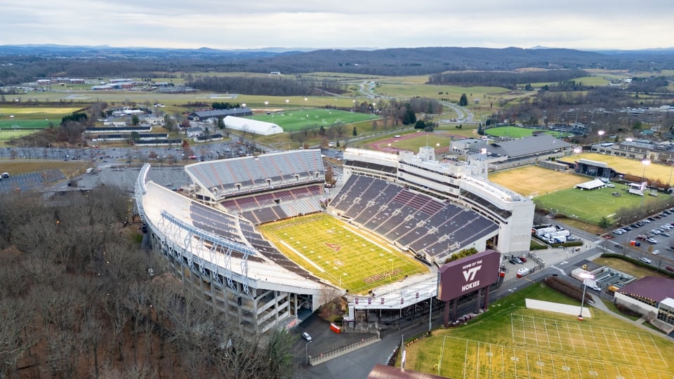 Paracaidista pierde control en Virginia Tech y termina colgado del marcador
