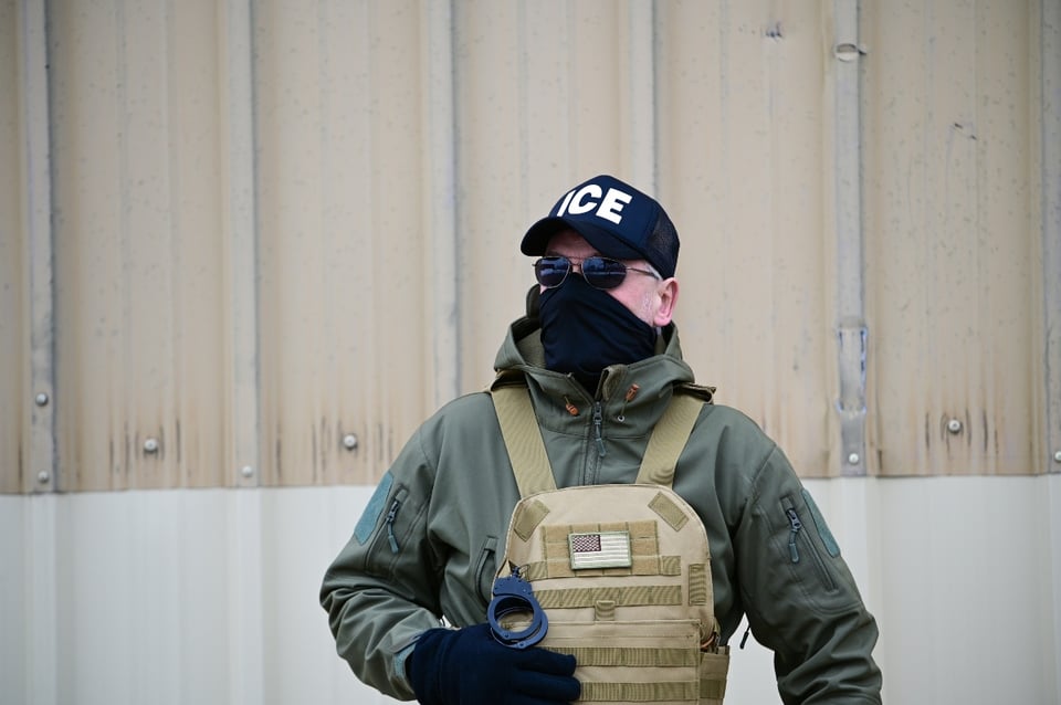 Agente de ICE enfrenta cargos por asalto agravado en Minnesota