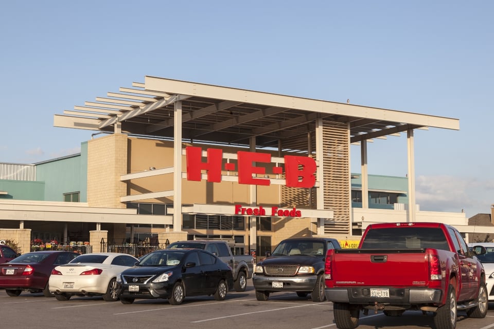 “Le voy a hablar a inmigración”: Estadounidense amenaza a hispanos en pleno estacionamiento de un H-E-B