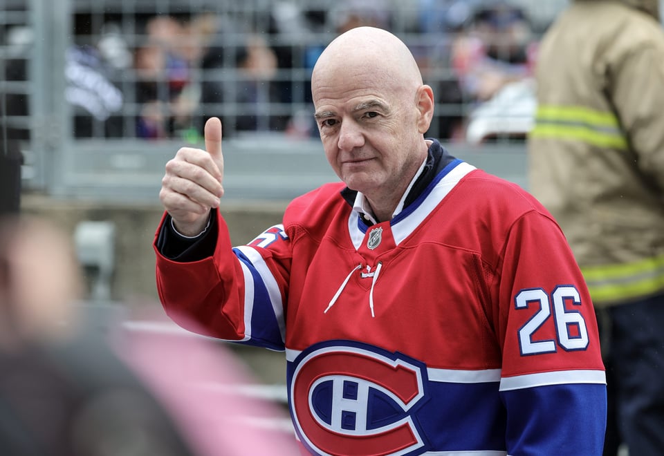 Infantino lleva el trofeo del Mundial a la Fórmula 1