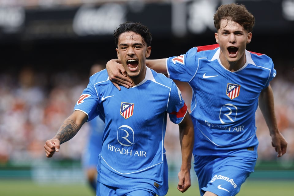 Atlético de Madrid vence al Valencia con goles de debutantes