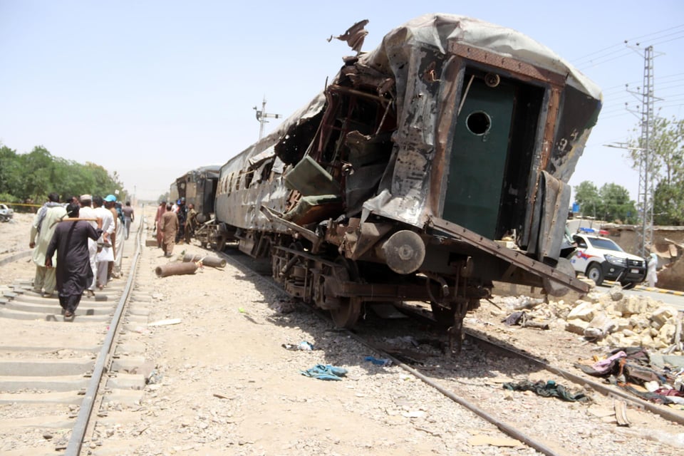 Explosión en tren de Pakistán provoca descarrilamiento y decenas de víctimas