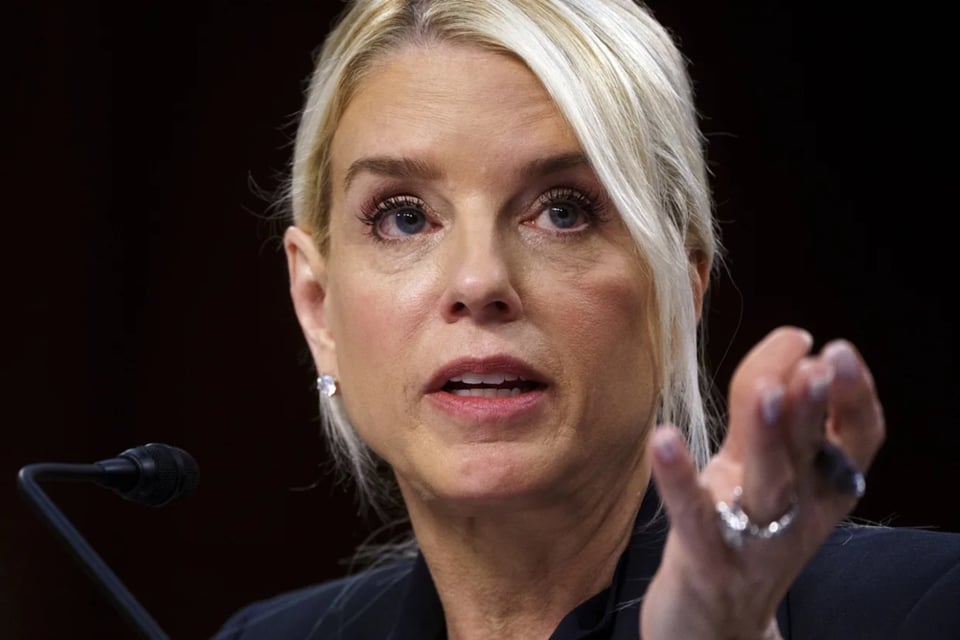 Pam Bondi reconoce errores de edición en documentos del caso Epstein