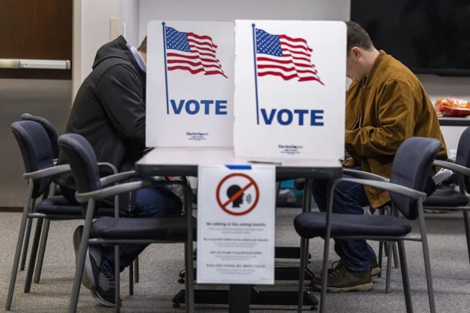 Trump celebra golpe judicial contra demócratas en Virginia