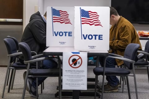 Trump celebra golpe judicial contra demócratas en Virginia