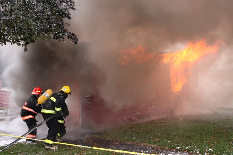 Explosión en fábrica de Washington deja un muerto y nueve desaparecidos