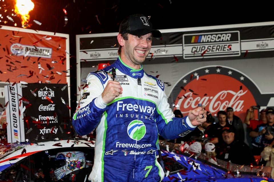Daniel Suárez gana NASCAR Charlotte