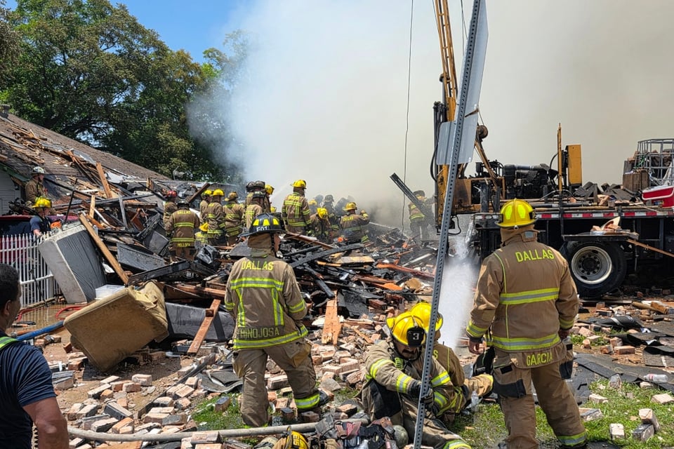 Explosión arrasa complejo de apartamentos en Dallas y deja víctimas mortales