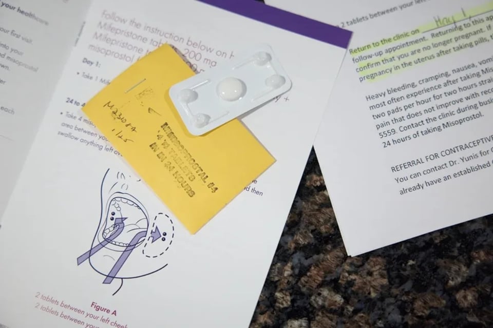 Corte Suprema suspende restricciones contra píldoras abortivas enviadas por correo