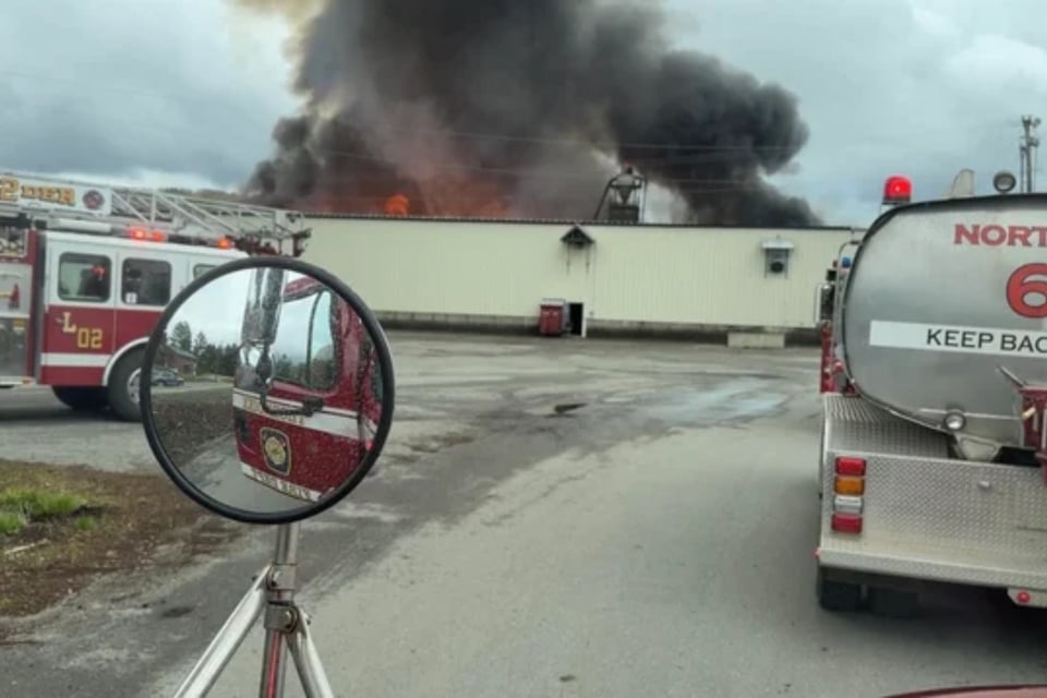 Fuerte incendio en aserradero de Maine termina con un bombero muerto y varios heridos