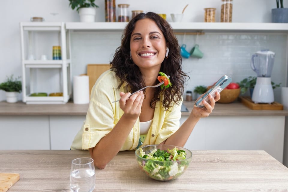 mujer, menstruacion, alimentos, comer, vitaminas, dolor 