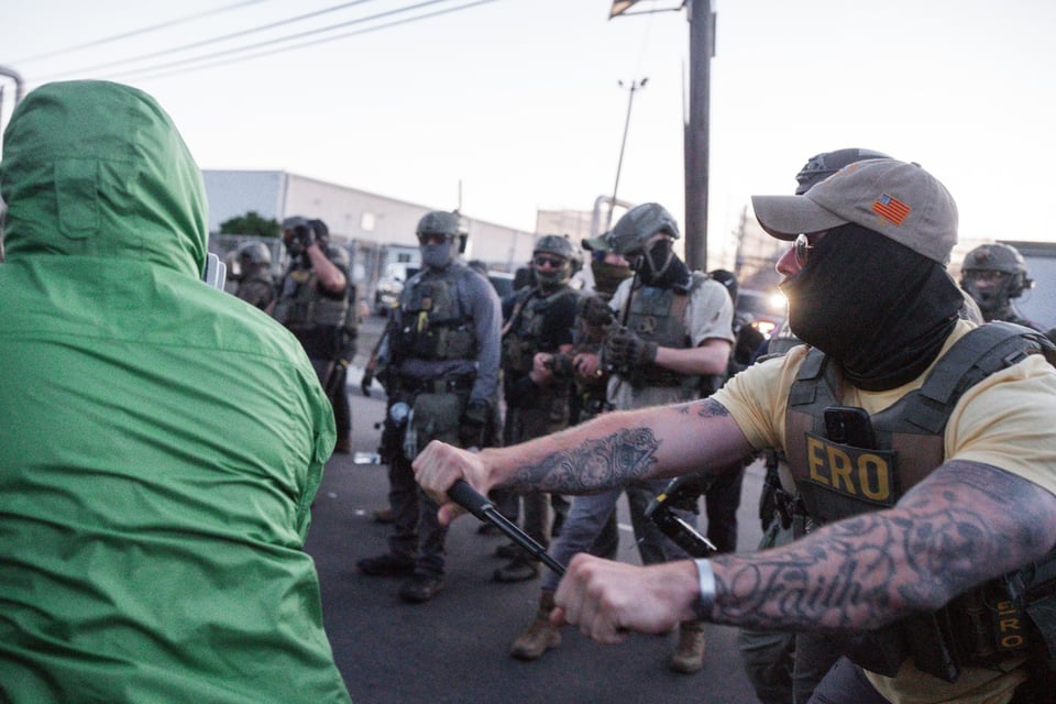 Activista anti-ICE acusado de morder a agentes federales durante disturbios en Nueva Jersey