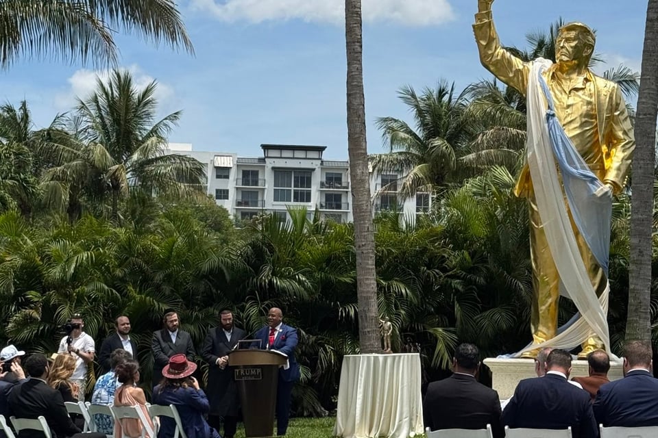 Inauguran estatua dorada de Donald Trump en club de golf de Florida