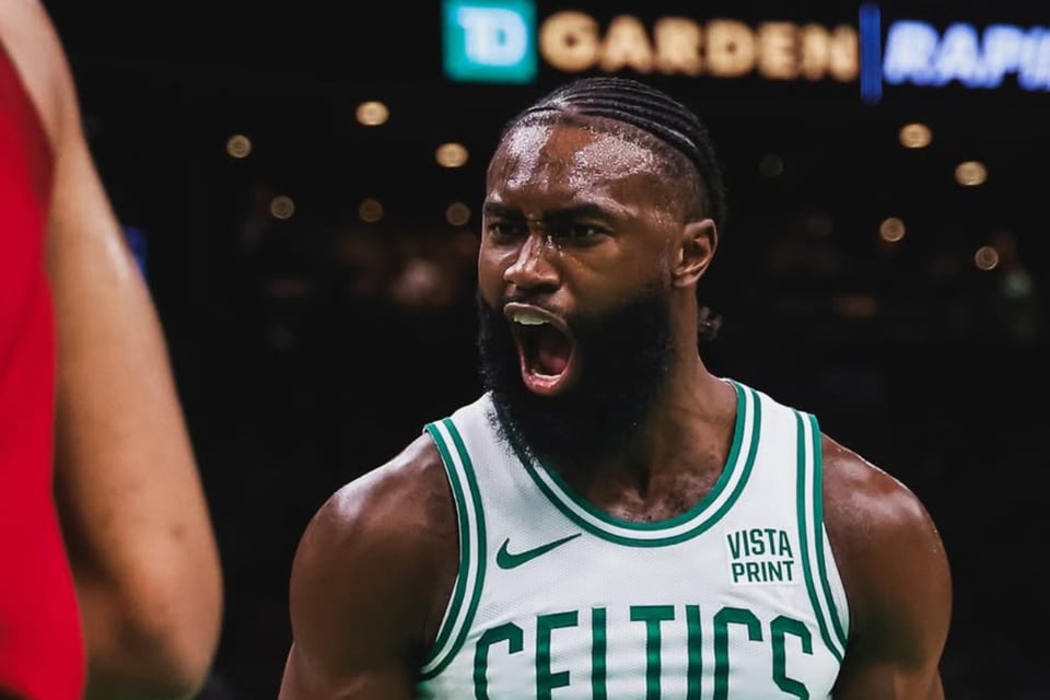 Jaylen Brown multado por criticar a árbitros de NBA
