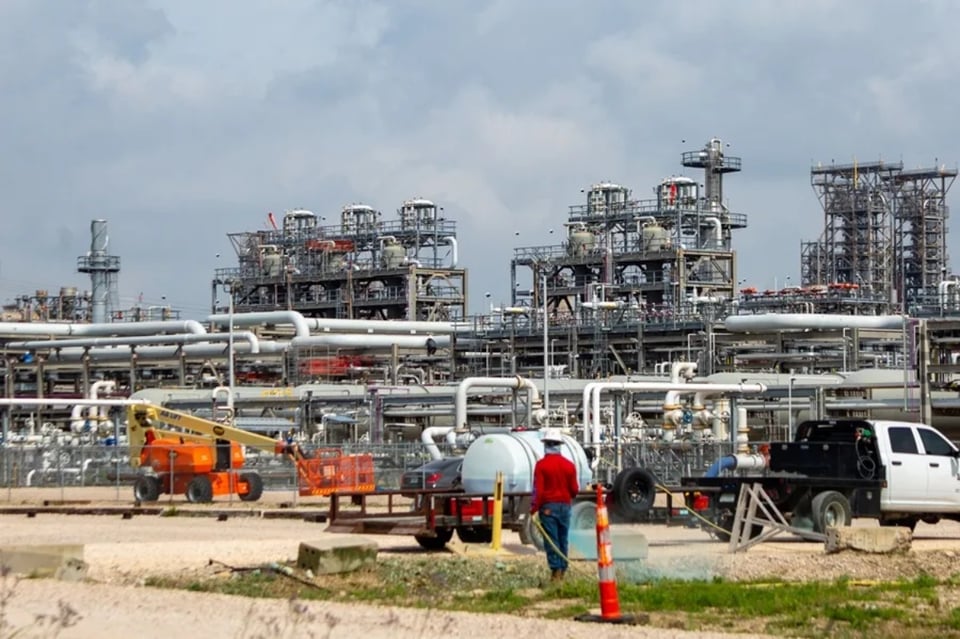Gasolina se dispara mientras inicia temporada de viajes en EEUU