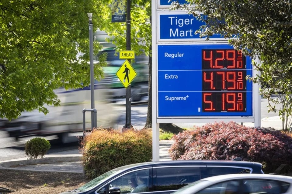 EE.UU. analiza eliminar temporalmente impuesto a la gasolina por crisis con Irán