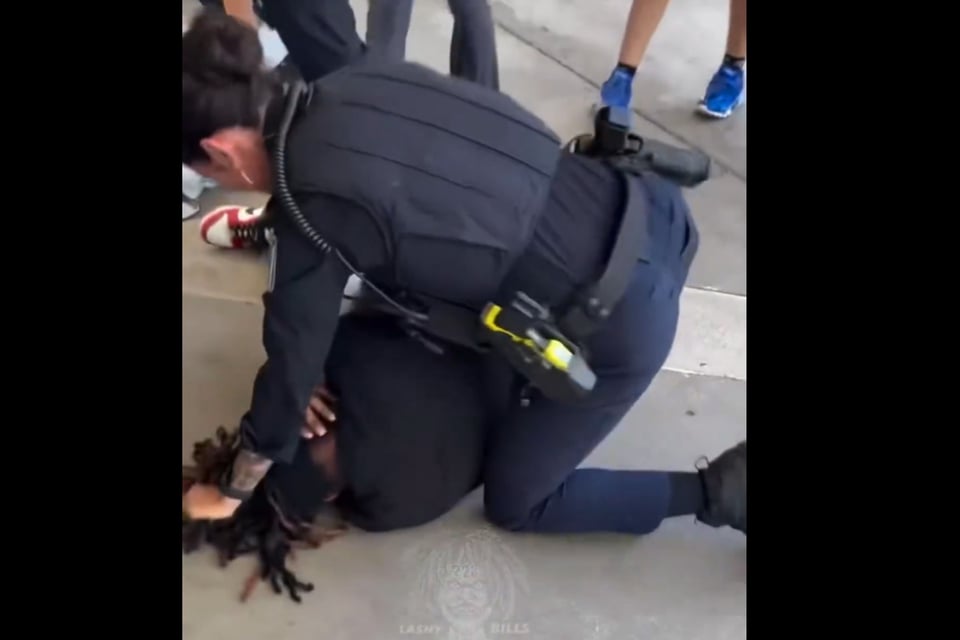 Policía golpea repetidamente a estudiante durante arresto en escuela de California