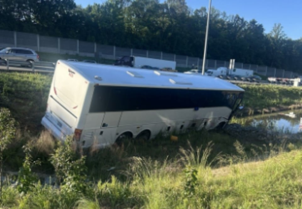 Fatal choque en Virginia: autobús impacta seis vehículos y deja cinco muertos