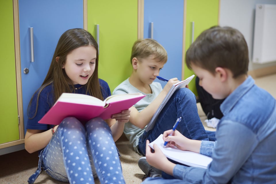 EE.UU. enfrenta alarmante crisis educativa: millones de niños siguen sin recuperar su nivel de lectura tras la pandemia