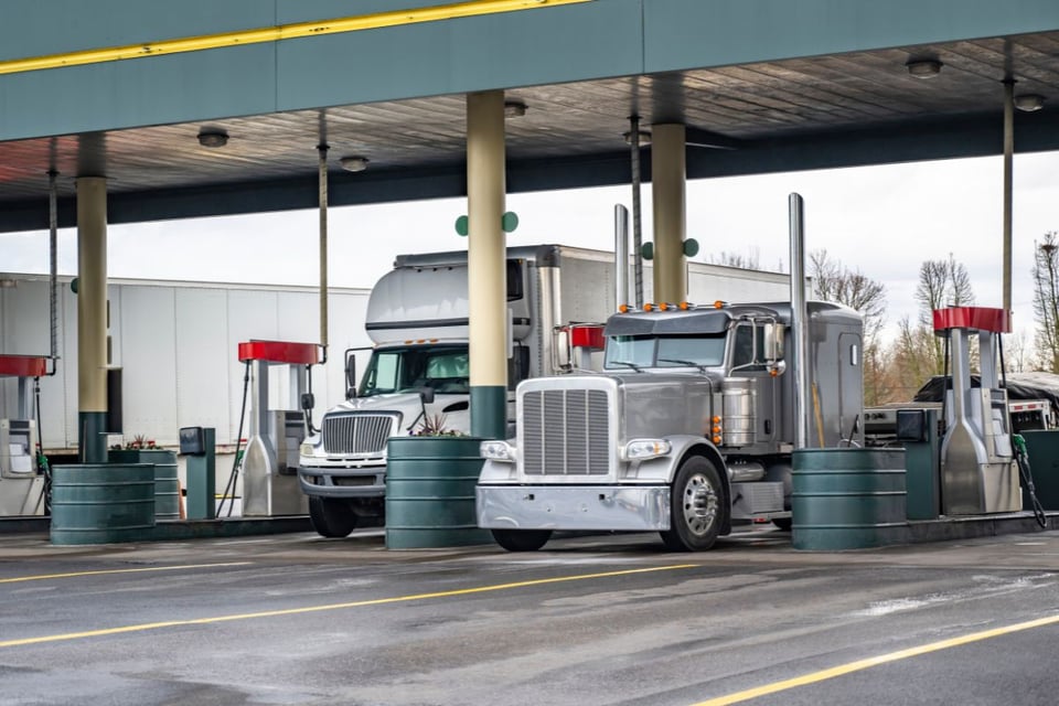 Camioneros de California sufren por precio del Diesel: gastan más de $1,000 para llenar un tanque