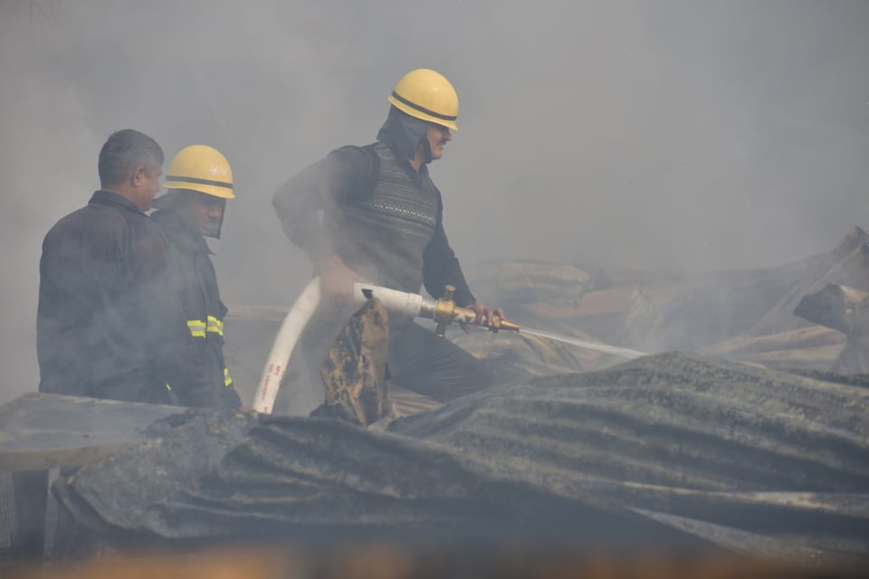 En medio de calor extremo, incendio en edificio deja saldo mortal de nueve personas en india