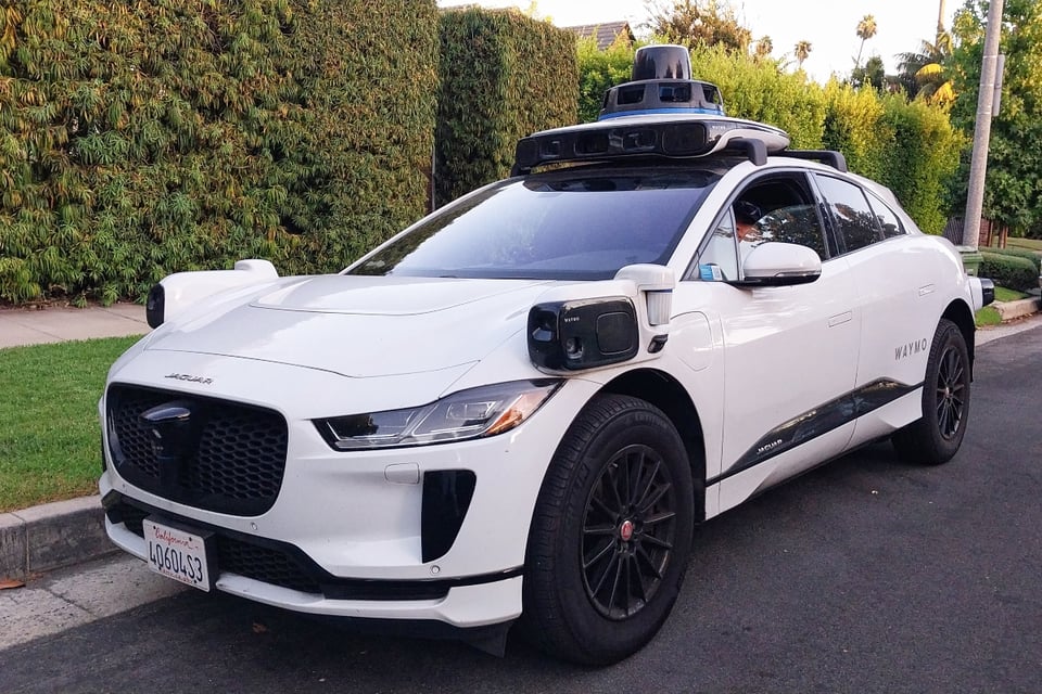 Waymo retira miles de robotaxis tras detectar fallos de seguridad en carretera featured image