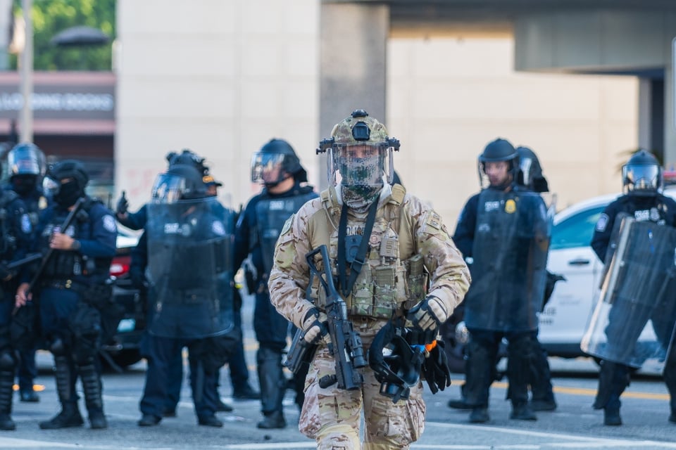 Agente de ICE se vuelve viral durante operativo en Nueva Jersey por lo que trae en su brazo featured image
