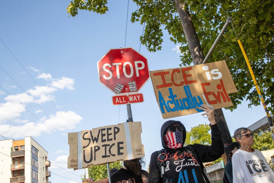 Senador demócrata denuncia agresión de ICE con gas pimienta