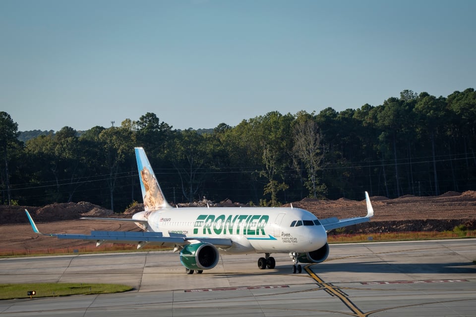 Avión de Frontier atropella y mata a persona en aeropuerto de Denver