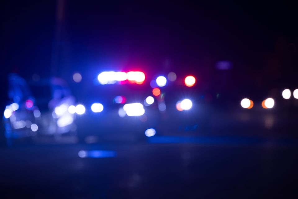Tiroteo deja un agente muerto y desata intensa búsqueda del sospechoso en Virginia
