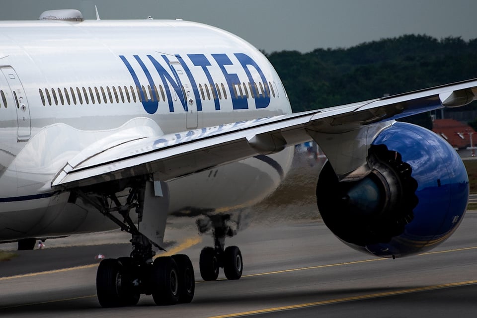 Desvían avión United tras incidente con pasajero durante el vuelo