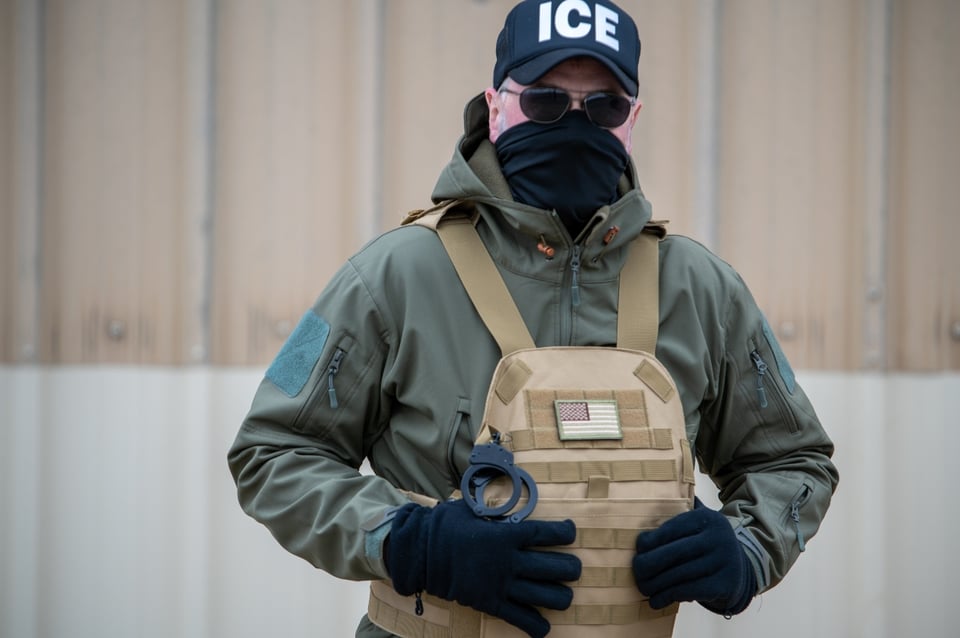 Nueva York declara guerra a ICE y prohíbe agentes encapuchados