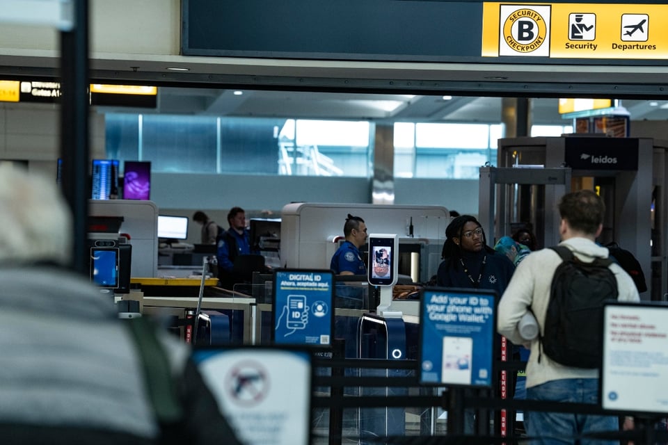 Trump estudia bloquear trámites migratorios en aeropuertos de ciudades santuario