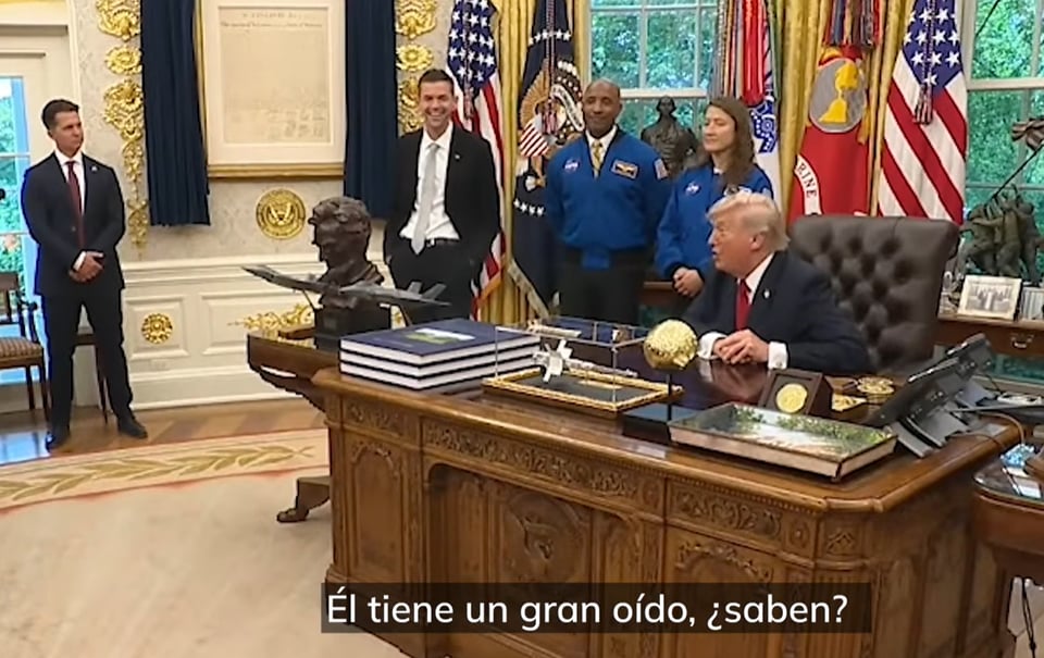 trump, orejas, astronautas, burla, artemis