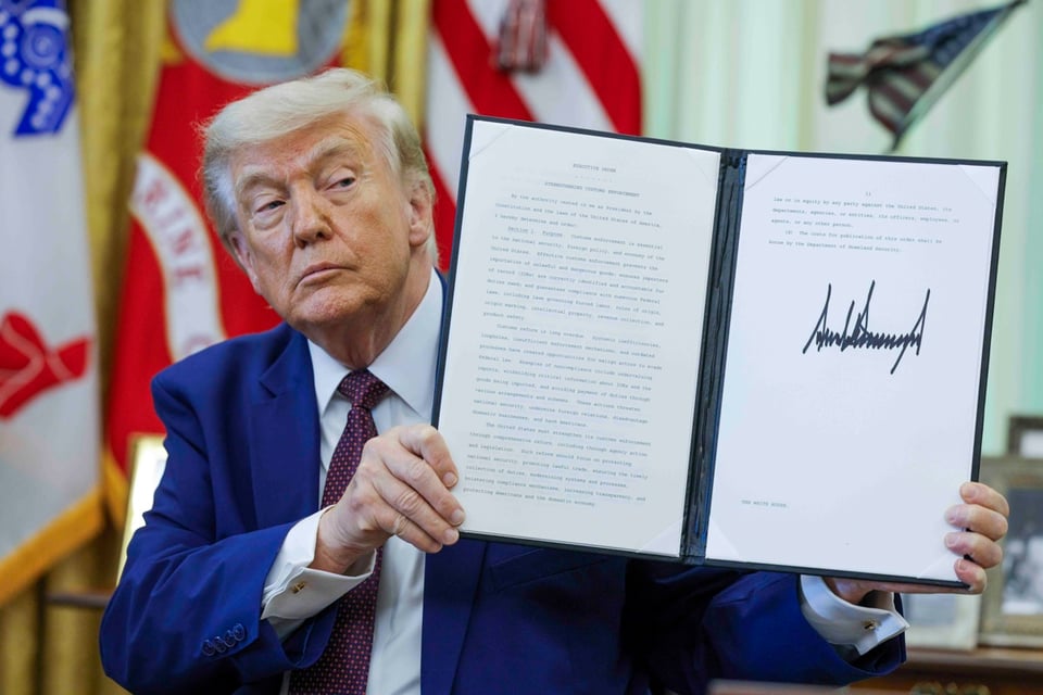 Trump firma una orden que elimina protecciones laborales para miles de funcionarios